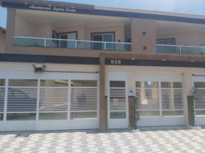 casa perto de praia e comércio ao lado